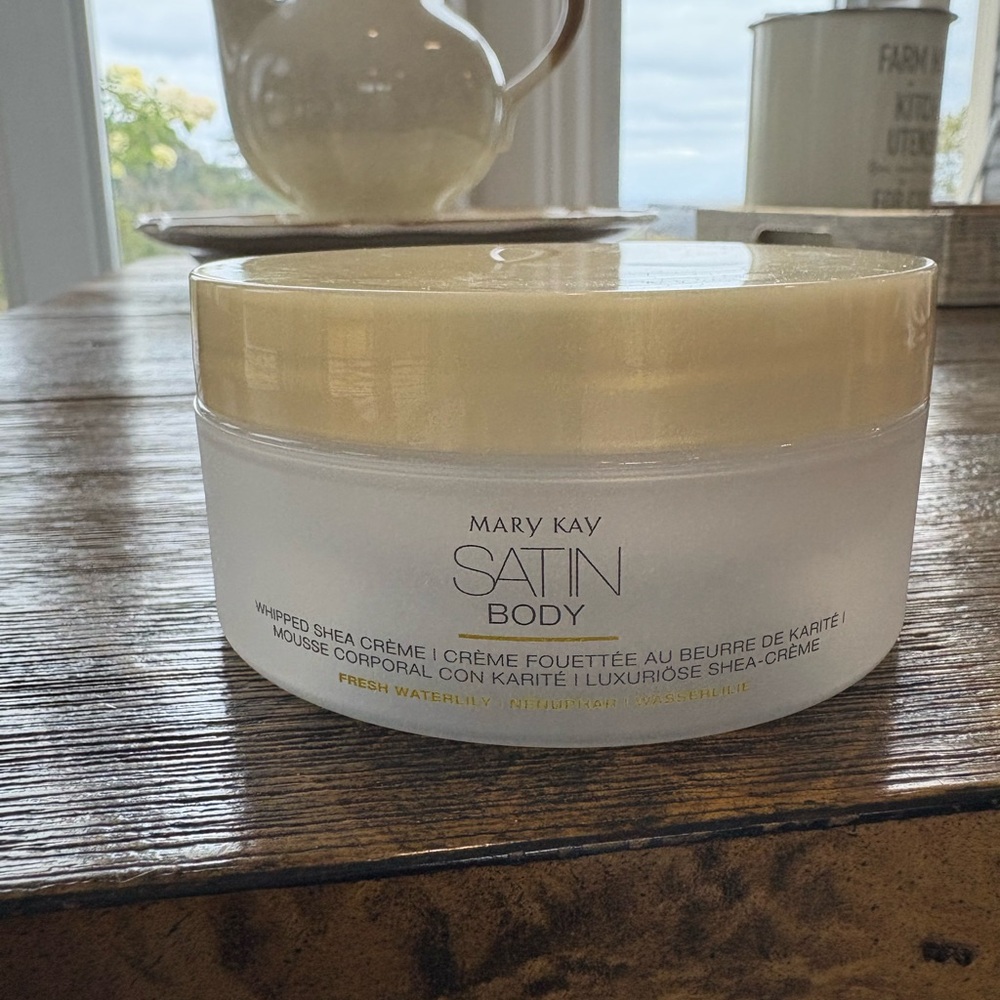 Mary Kay Satin Body Shea Crème - Cream and White